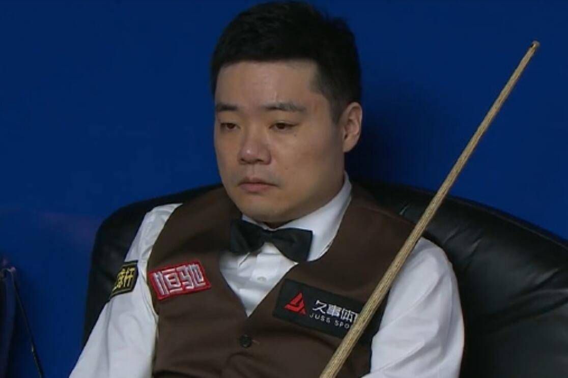 穿jk白丝被粉嫩脚底