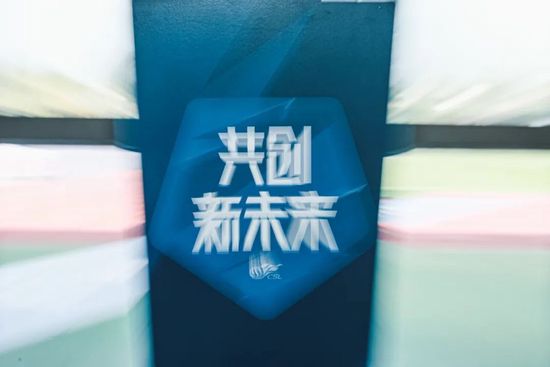 粉嫩白丝jk被啪国产在线
