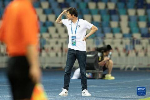外国趴着打光屁股打红的网站