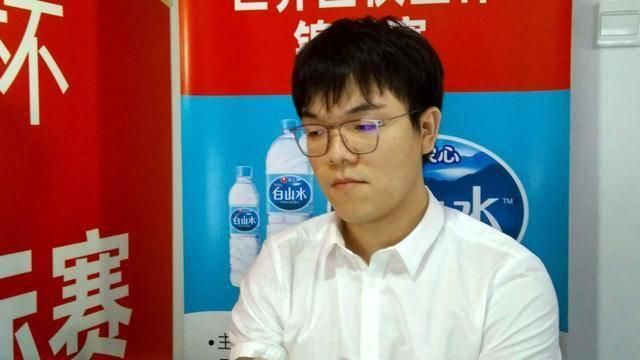 摸进她的小内裤里疯狂捏